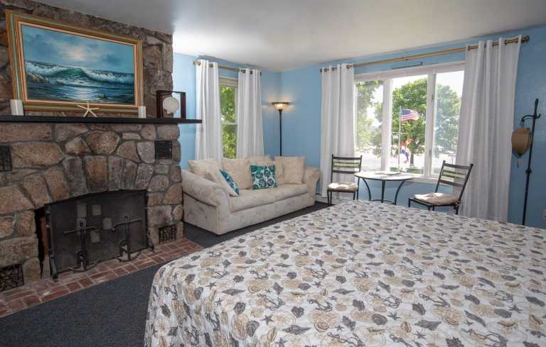 blue-shutters-beachside-inn-guest-room